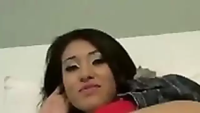 جميلة أوزبكية مثيرة بتغري صاحبتها عشان ينيكها.