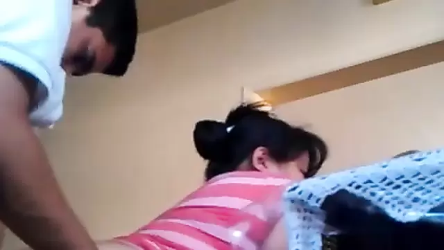 أوزبكي ينيك جارته الكبيرة من ورا بوضعية الدوجي.