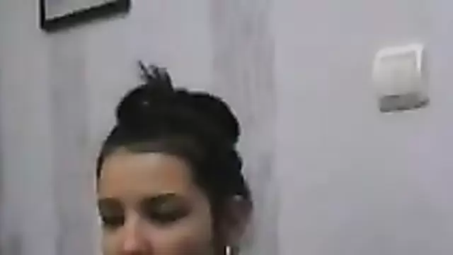 بنت أوزبكية صغيرة ما رفضت تورّي طيزها.