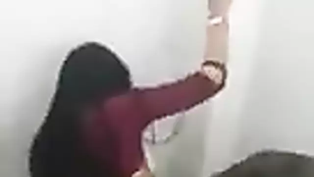 بنت صغيرة تمارس الجنس مع رجل أوزبكي في الحمام